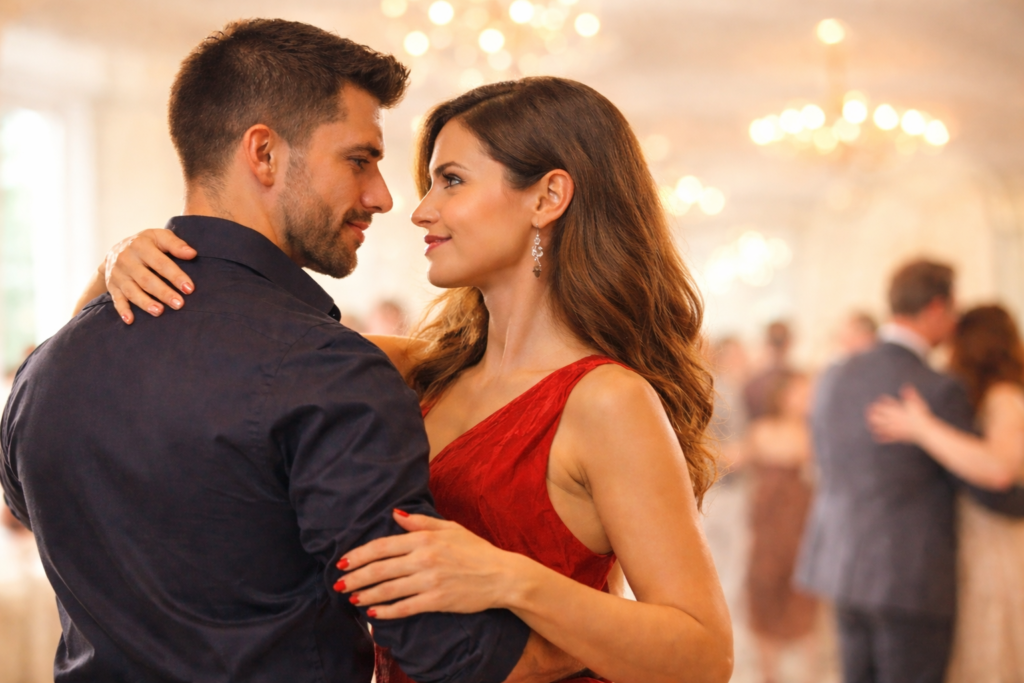 casal dançando com postura confiante em salão iluminado
